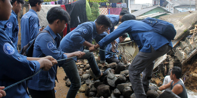 Mahasiswa IPB University Salurkan Bantuan untuk Korban Banjir di Cisarua Bogor