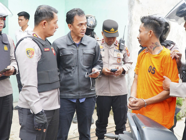 Jajaran Polresta Bandung saat menangkap salah satu anggota geng motor yang keroyok jukir di minimarket kawasan Cimaung, Kabupaten Bandung. Foto: Dok. Polresta Bandung