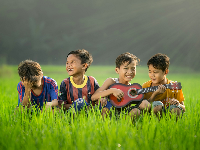 Ilustrasi anak-anak menyanyikan lagu daerah. Foto: Unsplash