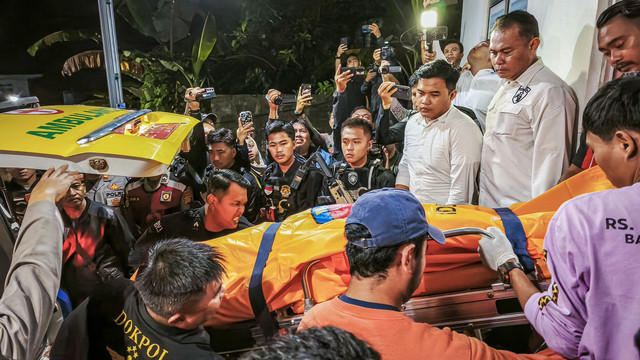 Petugas menurunkan jenazah anggota Polri yang tewas tertembak saat melakukan penggerebekan judi sabung ayam setibanya di RS Bhayangkara Polda Lampung, Lampung, Selasa (18/3/2025). Foto: ANTARA FOTO/Dian Hadiyatna