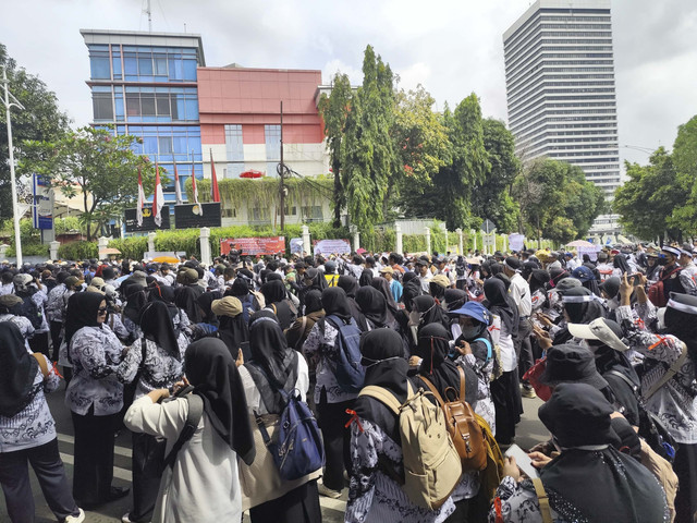 Suasana demontrasi Forum PPPK menolak penundaan dan penetapan TMT CASN P3K di Kementerian PANRB, Jakarta Pusat, Selasa (18/3/2025). Foto: Alya Zahra/kumparan 