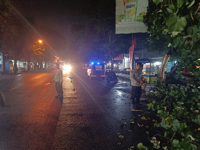 Patroli Polsek Ngunut Evakuasi Pohon Tumbang di Depan Pasar