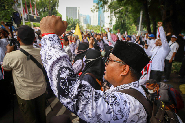 Forum PPPK (Pegawai Pemerintah dengan Perjanjian Kerja) bersama Aliansi Merah Putih menggelar aksi demonstrasi di depan Kementerian PANRB, Jakarta Pusat, pada Selasa (18/3). Foto: Iqbal Firdaus/kumparan