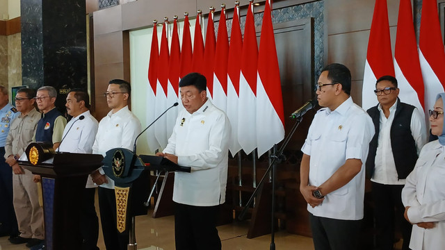 Menteri Koordinator Bidang Politik, Hukum, dan Keamanan (Menkopolhukam) Budi Gunawan di Terminal 3 VIP, Bandara Soekarno-Hatta, Tangerang, Selasa, (18/3/2025). Foto: Dok kumparan