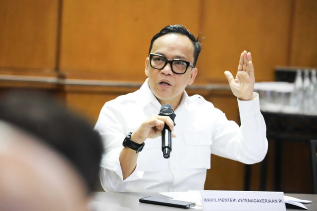 Wamenaker Immanuel Ebenezer Gerungan (Noel) di FGD bersama pengusaha tekstil di Jakarta, Senin (17/3/2025).  Foto: Dok. Kemnaker