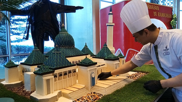 Miniatur Masjid Al Akbar Surabaya yang terbuat dari cokelat. Foto: Masruroh/Basra