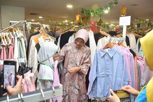 Ketua TP PKK Kota Pontianak, Yanieta Arbiastutie, saat memilihkan baju lebaran untuk anak yatim dan dhuafa di Swalayan Mitra Anda. Foto: Dok. TP PKK Pontianak