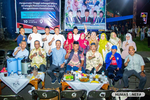 Ribuan civitas academica dan masyarakat sekitar berbuka puasa bersama di depan gerbang utama Universitas Negeri Surabaya (Unesa) Kampus II Lidah Wetan, Surabaya pada Rabu, 5 Maret 2025.