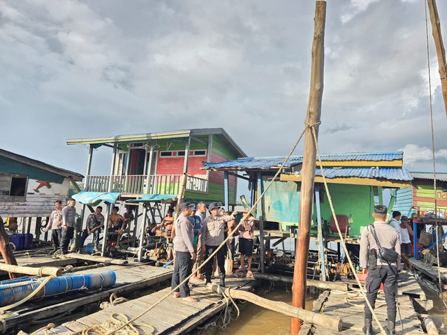 Polisi melakukan penertiban aktivitas PETI di Sungai Kapuas, tepatnya di dekat kawasan Lawang Kuari Sekadau. Foto: Dok. Polres Sekadau