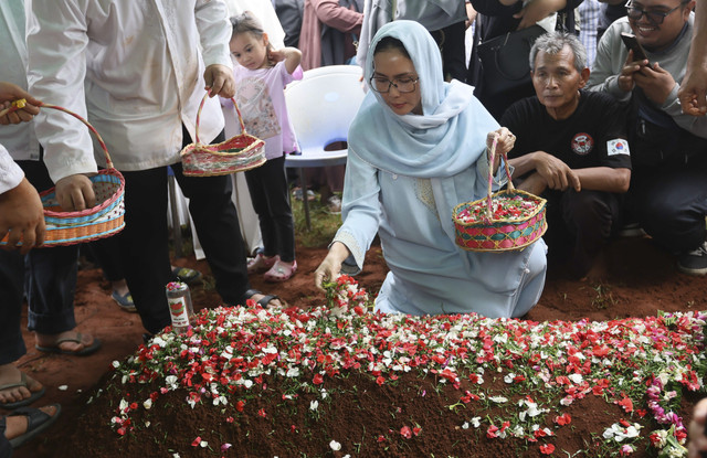 Keluarga dan kerabat saat mengantarkan jenazah Nasrullah alias Mat Solat di TPU H Daiman, Cimanggis, Ciputat, Tangerang Selatan, Selasa, (18/3/2025). Foto: Agus Apriyanto