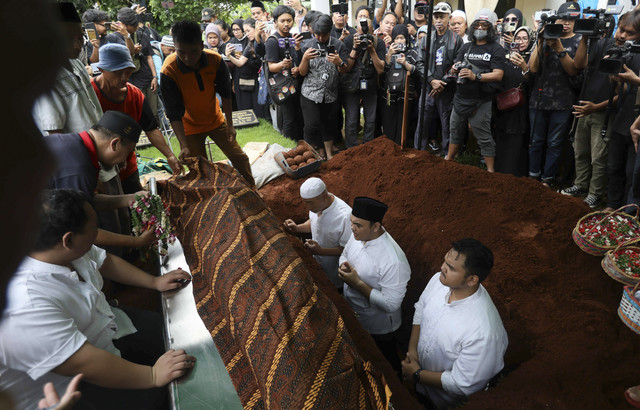 Keluarga dan kerabat saat mengantarkan jenazah Nasrullah alias Mat Solat di TPU H Daiman, Cimanggis, Ciputat, Tangerang Selatan, Selasa, (18/3/2025). Foto: Agus Apriyanto