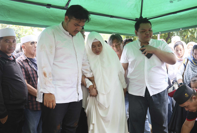 Keluarga dan kerabat saat mengantarkan jenazah Nasrullah alias Mat Solat di TPU H Daiman, Cimanggis, Ciputat, Tangerang Selatan, Selasa, (18/3/2025). Foto: Agus Apriyanto