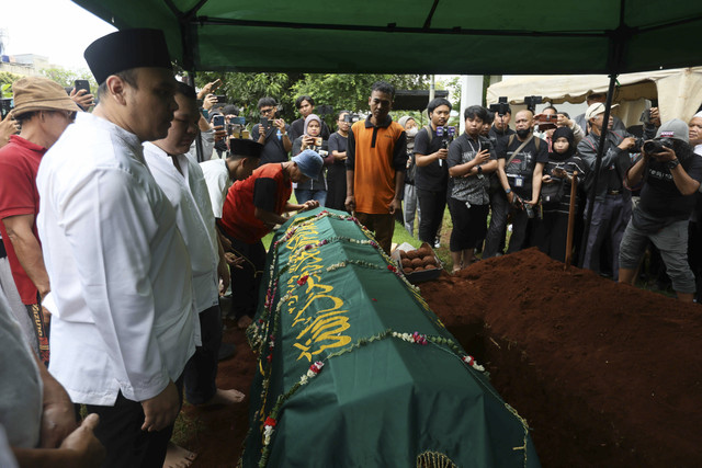 Keluarga dan kerabat saat mengantarkan jenazah Nasrullah alias Mat Solat di TPU H Daiman, Cimanggis, Ciputat, Tangerang Selatan, Selasa, (18/3/2025). Foto: Agus Apriyanto