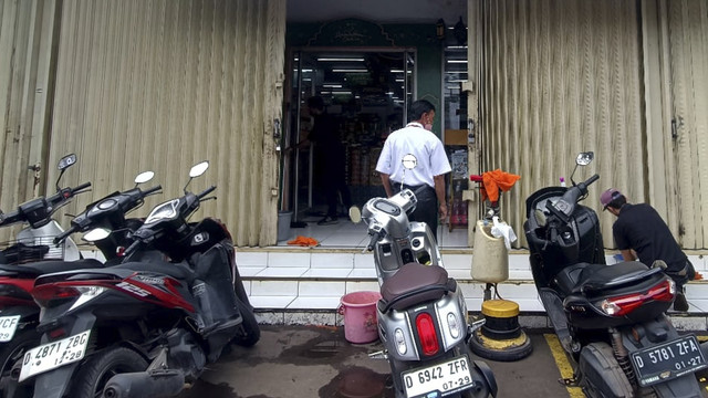 Suasana minimarket di Cimaung, Kabupaten Bandung yang jadi TKP pengeroyokan jukir hingga tewas oleh geng motor pada Selasa (18/3/2025). Foto: Robby Bouceu/kumparan