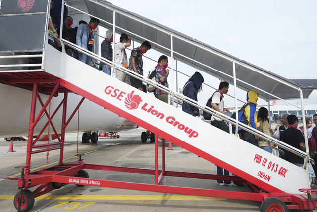 Sejumlah Warga Negara Indonesia korban Tindak Pidana Perdangan Orang (TPPO) berjalan keluar dari pesawat setibanya di Bandara Internasional Soekarno Hatta, Tangerang, Banten, Selasa (18/3/2025).  Foto: Tatan Syuflana / POOL / AFP