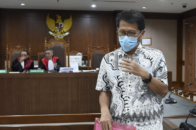 Terdakwa kasus korupsi pengelolaan keuangan Indofarma, Arief Pramuhanto meninggalkan ruangan usai menjalani sidang perdana di Pengadilan Tipikor, Jakarta, Senin (17/3/2025). Foto: Indrianto Eko Suwarso/ANTARA FOTO