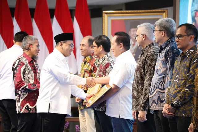 T. Sugiyanto selaku CSR Manager PT Nojorono Tobacco International (keempat dari kanan) menerima secara langsung penghargaan dari Wakil Gubernur Jawa Tengah, Taj Yasin Maimoen (kedua dari kiri). Foto: Dok. Istimewa