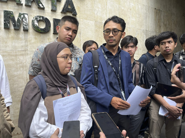 Arif Maulana, Gema Gita Persada, dan Erwin Natosmal Oemar Tim Advokasi untuk Demokrasi saat medatangi Polda Metro Jaya Menolak Undangan Klarifikasi Terkait Pelaporan Pihak Keamanan Hotel Fairmont, Jakarta Selatan, Selasa (18/3/2025). Foto: Rayyan Farhansyah/kumparan