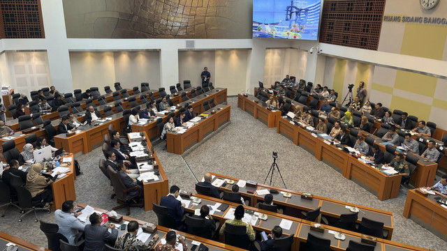 Rapat pengesahan tingkat 1 revisi Undang-undang Nomor 34 Tahun 2004 mengenai Tentara Nasional Indonesia (TNI), Selasa (18/3/2025). Foto: Haya Syahira/kumparan