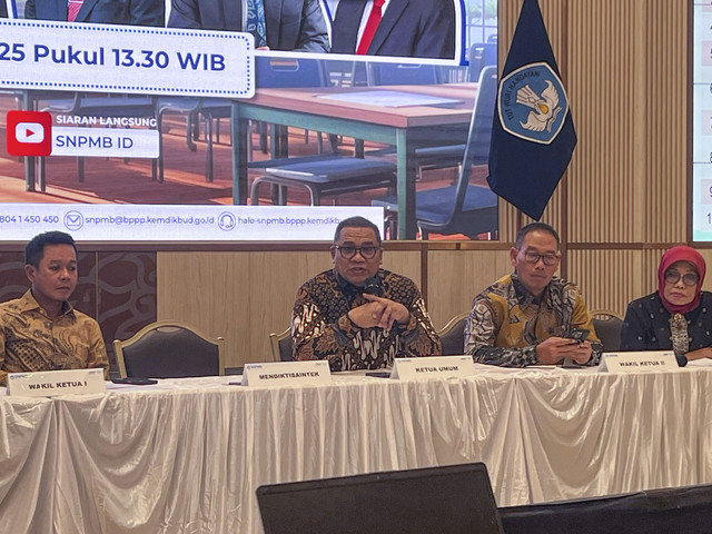 Ketua Umum Tim Penanggung Jawab SNPMB Eduart Wolok di Konferensi Pers Pengumuman SNBP 2025, Kantor Kemendiktisaintek, Jakarta Pusat, Selasa (18/3/2025). Foto: Alya Zahra/kumparan 