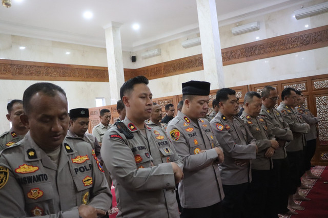 Polres Tulungagung Gelar Salat Gaib Untuk Almarhum 3 Personil Polda Lampung