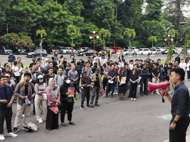 Civitas akademika UGM mulai dari dosen, pekerja, hingga mahasiswa UGM hadir bersolidaritas bersama di mimbar bebas "Tolak Revisi UU TNI" di Balairung UGM, Selasa (18/3/2025). Foto: Arfiansyah Panji Purnandaru/kumparan