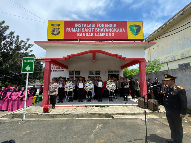 Tiga jenazah anggota Polisi yang tewas saat menggerebek judi sabung ayam. | Foto: Sinta Yuliana/Lampung Geh