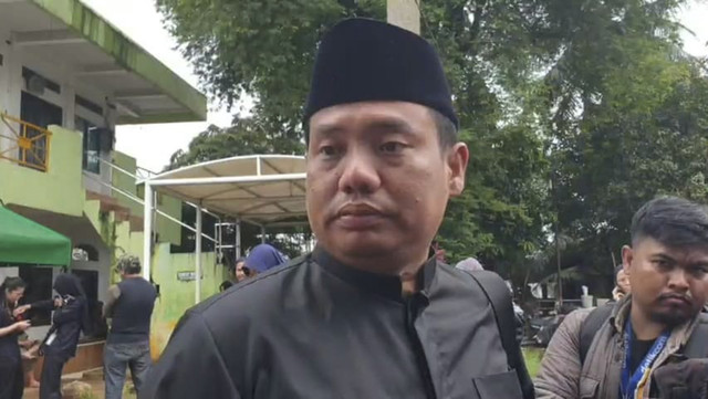 Kuasa hukum keluarga mendiang Mat Solar, Khairul Imam, ditemui di Pemakaman Kliennya di Tangerang Selatan, Selasa (18/3/2025). Foto: Aprilandika Pratama/kumparan