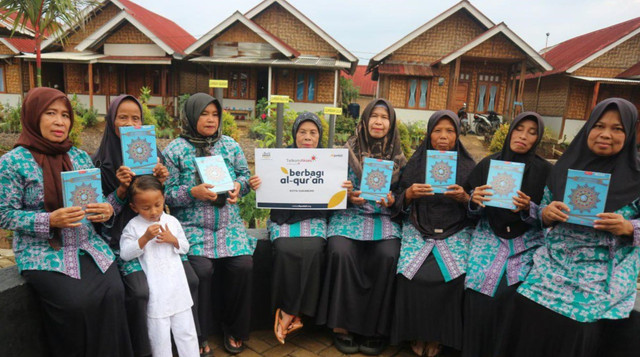 DT Peduli & TelkomAkses berbagi Al Quran untuk Masyarakat Kampung Haji, Ds. Kertaangsana, Nyalindung, Kab. Sukabumi (Sumber : DT Peduli)