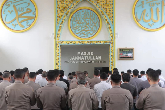 Polres Metro Jakarta Timur gelar salat gaib untuk tiga anggota Polri yang tewas di Way Kanan, Lampung, Selasa (18/3/2025). Foto: Instagram/@polresmetrojaktim