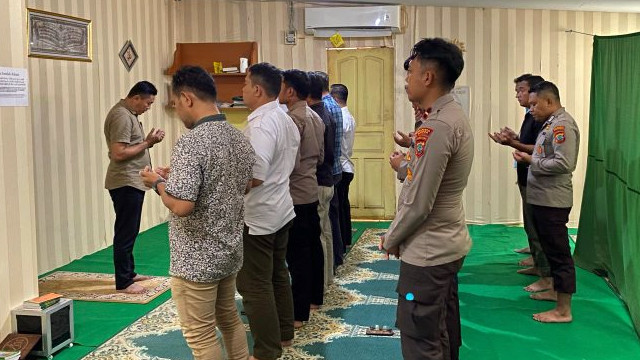 Personel Polresta Manado saat menggelar salat gaib untuk tiga orang polisi di Lampung yang tewas ditembak saat sedang menggerebek judi sabung ayam di Way Kanan. (foto: istimewa)