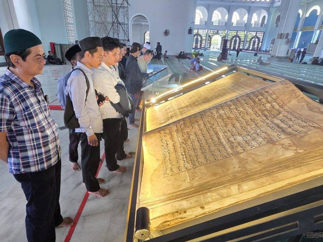 Pameran kitab karya ulama Nusantara yang digelar Masjid Al Akbar Surabaya. Foto: Humas Masjid Al Akbar 