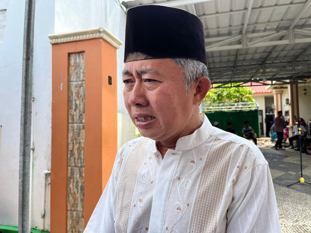 Paman almarhum Briptu Anumerta M. Ghalib Surya Ganta, Chandra saat di wawancara di rumah duka | Foto : Eka Febriani / Lampung Geh