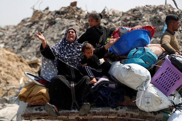 Warga Palestina mengungsi dari rumah mereka setelah serangan udara Israel di Jalur Gaza, Selasa (18/3/2025). Foto: Mahmoud Issa/REUTERS