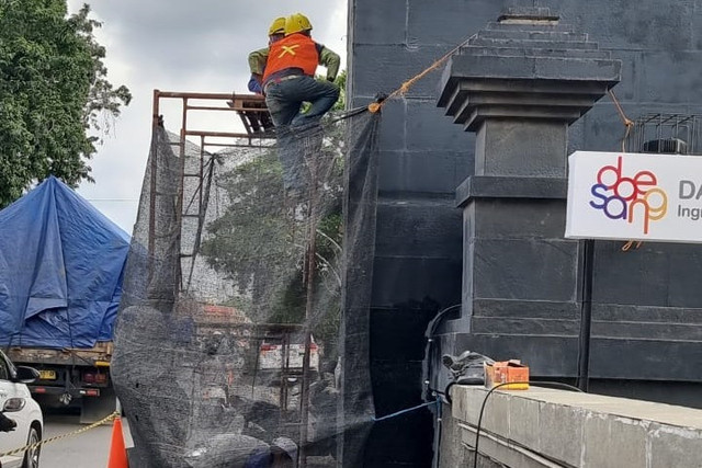 Gapura Tugu Selamat Datang di perbatasan Gresik-Surabaya di Desa Segoromadu Kecamatan Kebomas, Kabupaten Gresik, yang ambrol mulai diperbaiki. Foto: Dok. Istimewa