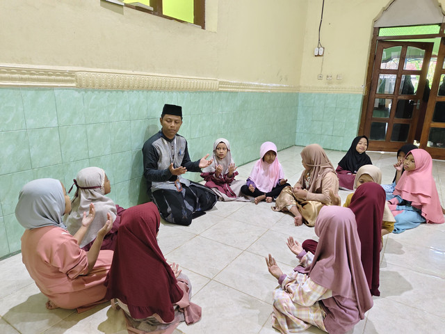 Kakak-kakak mahasiswa KKNT 36 sedang mengajarkan Tayamum ke adik-adik Paud sampai kelas 2 SD Putri (Sumber: Dokumentasi KKNT 36 UNIDA)