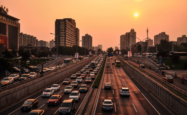 Pembatasan angkutan barang Lebaran 2025 dilakukan untuk memastikan kelancaran perjalanan pemudik. Foto: Pexels