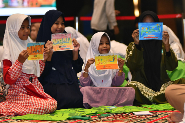 Anak-anak bermain game bersama perwira Pertamina saat acara Sebaran 4.0 Semangat Berbagi Baju Lebaran “Harmoni Merangkai Energi” yang diselenggarakan di Gedung Grha Pertamina, Jakarta pada Selasa (18/3/2025). Foto: Dok. Pertamina