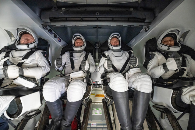 Butch Wilmore dan Suni Williams serta dua astronot lainnya turun menggunakan kapsul antariksa SpaceX Dragon setelah mendarat di perairan Tallahassee, Florida, Selasa, 18 Maret 2025. Foto: NASA TV/Handout via REUTERS