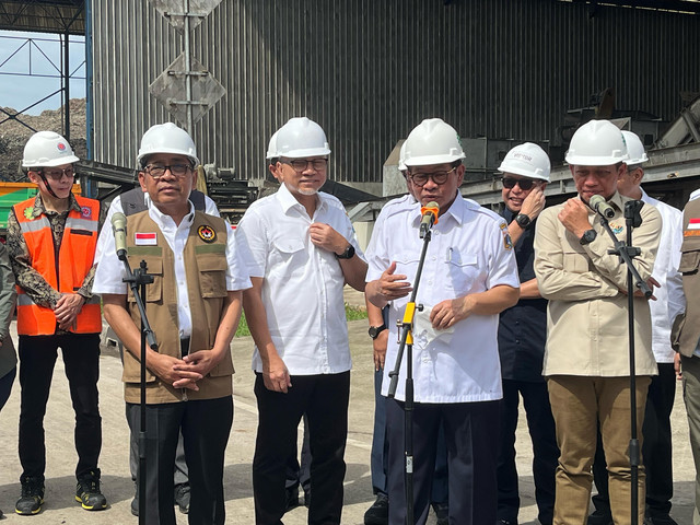 Gubernur DKI Jakarta Pramono Anung, MenkoPMK Pratikno, Menteri Koordinator Bidang Pangan Zulkifli Hasan (Zulhas) dan Menteri Lingkungan Hidup Hanif Faisol Nurofiq di Bantar Gerbang, Bekasi, Jawa Barat, Rabu (19/3). Foto: Alya Zahra/kumparan 