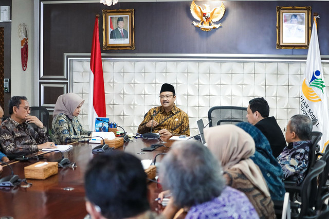 Mensos Saifullah Yusuf bersama Tim Peneliti dan Pengkaji Gelar Pusat (TP2GP) membahas pengusulan calon Pahlawan Nasional tahun 2025 di Kantor Kemensos, Selasa (18/3). Foto: Dok Kemensos