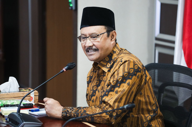 Mensos Saifullah Yusuf bersama Tim Peneliti dan Pengkaji Gelar Pusat (TP2GP) membahas pengusulan calon Pahlawan Nasional tahun 2025 di Kantor Kemensos, Selasa (18/3). Foto: Dok Kemensos