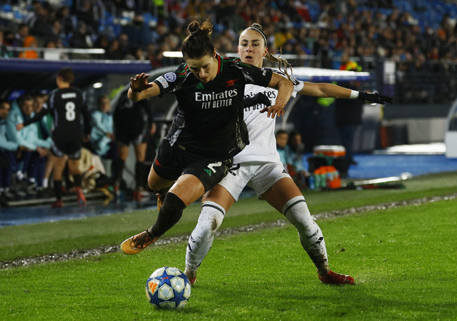 Pemain Real Madrid Athenea Del Castillo berebut bola dengan pemain Arsenal Emily Fox dalam pertandingan Liga Champions Wanita di Stadion Alfredo Di Stefano, Madrid, Spanyol, Selasa (18/3/2025). Foto: Susana Vera/REUTERS