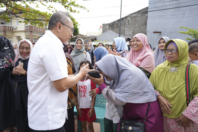 Menko Zulhas bagikan Sarung-Mukena untuk lebaran bagi warga terdampak banjir di Bekasi. Foto: Dok. Istimewa