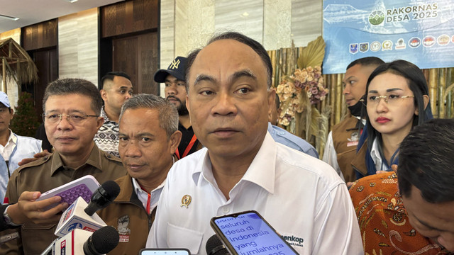 Menteri Koperasi Budi Arie Setiadi menjawab pertanyaan wartawan saat ditemui di Bidakara, Jakarta pada Rabu (19/3/2025). Foto: Abid Raihan/kumparan