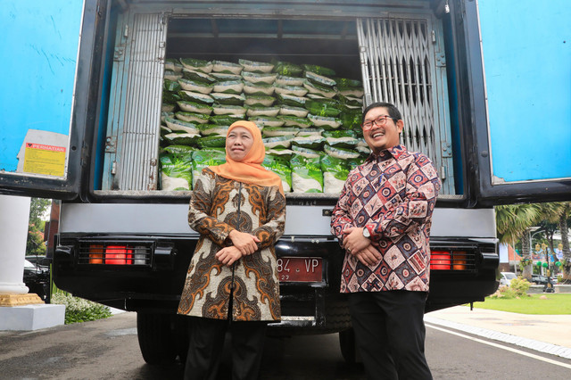 Kepala Perwakilan Bank Indonesia (BI) Jawa Timur Erwin Gunawan Hutapea bersama Gubernur Jatim Khofifah Indar Parawansa. Foto: Humas BI Jatim