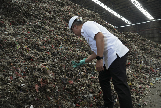 Menko Zulhas Tinjau TPST Bantar Gerbang. Foto: Dok. Istimewa