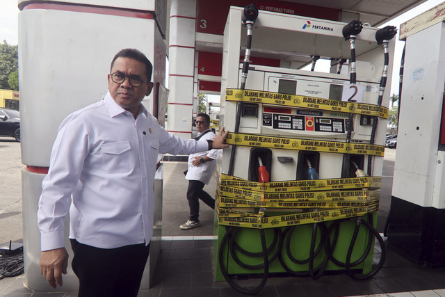 Menteri Perdagangan Budi Santoso (kiri) menunjukkan dispenser bensin Pertamina yang telah disegel di Jalan Alternatif Sentul, Kabupaten Bogor, Jawa Barat, Rabu (19/3/2025). Foto: Yulius Satria Wijaya/ANTARA FOTO