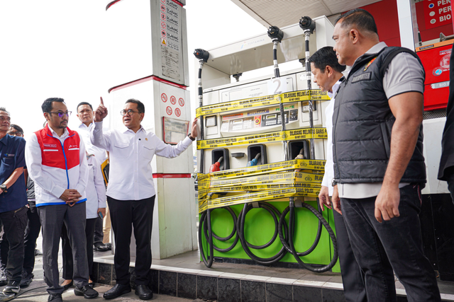 Menteri Perdagangan Budi Santoso (ketiga dari kiri), Plt Direktur Utama Pertamina Patra Niaga Mars Ega Legowo Putra (kiri), dan Direktur Tipidter Bareskrim Polri Brigjen Polisi Nunung Syaifuddin (kanan) saat menyegel dispenser SPBU 34.431.11 di Jalan Alternatif Sentul, Kabupaten Bogor pada Rabu (19/3). Foto: Dok. Pertamina