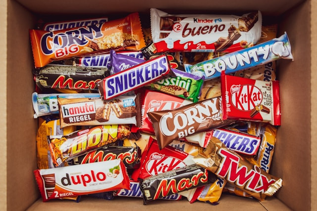 Contoh Snack Warna Orange, Pink, Merah, Hitam, dan Hijau. Foto Hanya Ilustrasi. Sumber Foto: Unsplash.com/Denny Müller